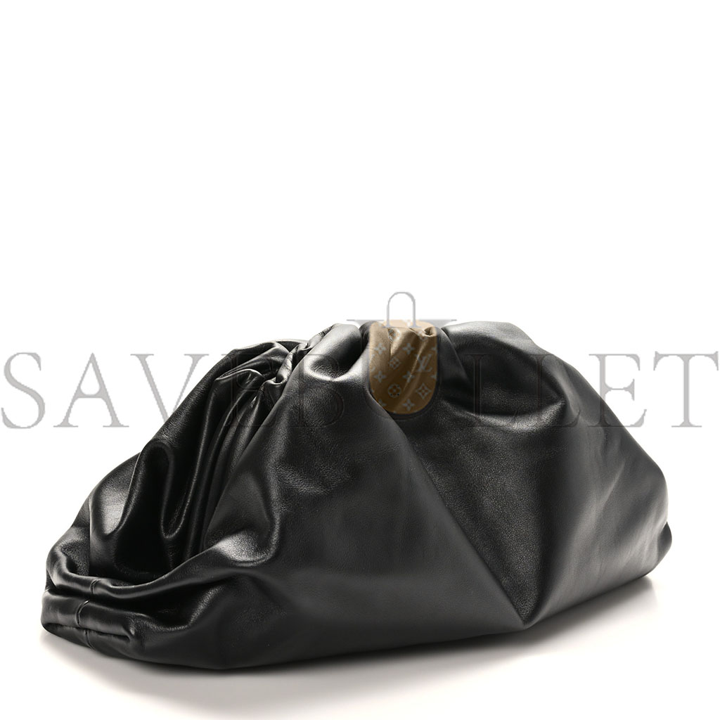 BOTTEGA VENETA SMOOTH BUTTER CALF THE POUCH OVERSIZED CLUTCH BLACK (38*18*8cm)